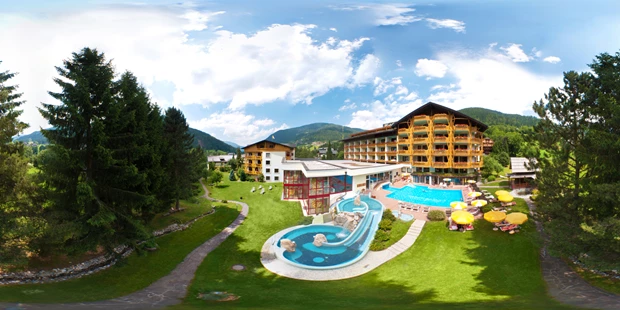 Destination-Wedding - Art der Location: Hotel / Chalet - THERMENWELT Hotel PULVERER***** - 2.100 m² hauseigene Heiltherme mit 10 verschiedenen Saunen, Beauty-Center mit Vitaloase um sich von Kopf bis Fuß verwöhnen zu lassen, Sieger Bester Kärntner Genusswirt 2016, 7.600 m² Garten- und Erholungslandschaft, eigener Bauernhof mit Damwildgehege, eigenes Fischwasser, Kräuter- und Gemüse aus eigenem Anbau, eigene Almhütten - Thermenwelt Hotel Pulverer*****