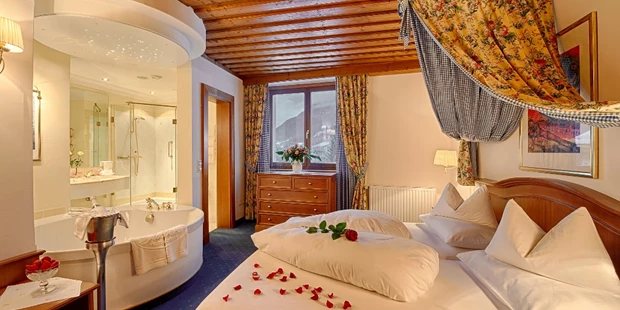 Destination-Wedding - Art der Location: Hotel / Chalet - Unser Romantikzimmer für Verliebte
Romantische Einrichtung mit großer runder Badewanne direkt im Zimmer, separate Dusche, separates WC mit integriertem Bidet, Minibar, Zimmersafe, Telefon, Flat-SAT-TV mit integriertem Radio, Sonnenbalkon Richtung Süden und Westen
Freie W-LAN-Verbindung im Zimmer - Thermenwelt Hotel Pulverer*****