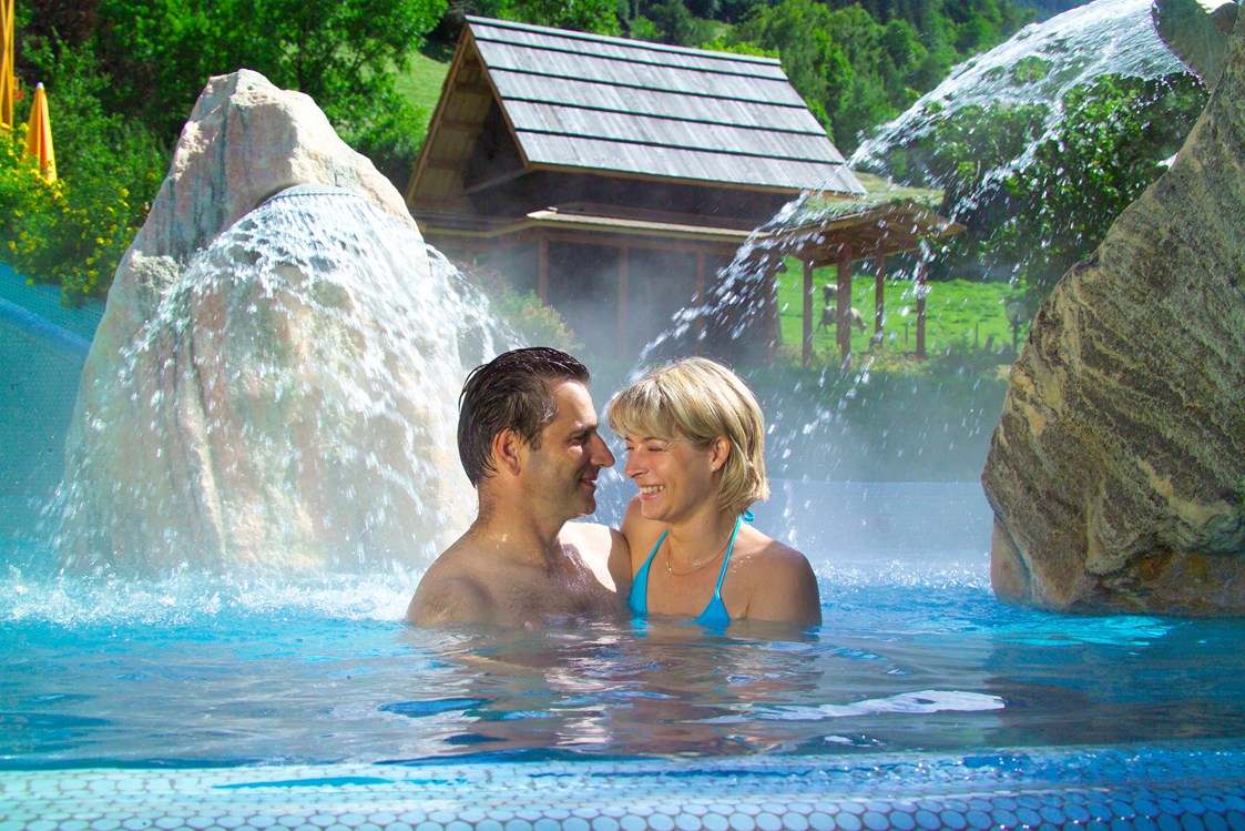 Hochzeitslocation: Außenwhirlpool  32 °C mit Thermalwasser und mitten im Grünen  - Thermenwelt Hotel Pulverer*****
