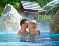 Hochzeitslocation: Außenwhirlpool  32 °C mit Thermalwasser und mitten im Grünen  - Thermenwelt Hotel Pulverer*****