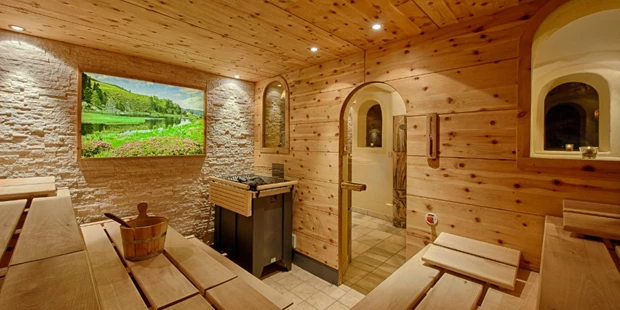 Destination-Wedding - Art der Location: Hotel / Chalet - Unsere Erlebnis-Saunalandschaft bietet mit 10 verschiedenen Saunen Wohlfühlvergnügen pur - zur Entspannung vor dem großen Ereignis oder zum Relaxen in den Tagen danach... Hier stellvertretende Darstellung: Finnische Zirbensauna 85° C  - Thermenwelt Hotel Pulverer*****