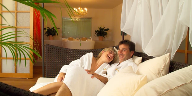 Destination-Wedding - Art der Location: Hotel / Chalet - Unser gemütlich-romantisches Himmelbett in unserem Vitalbereich - wenn Sie Partneranwendungen buchen, erhalten Sie dazu pro Person ein Glas Champagner und anschließend an die Vitalanwendung das Himmelbett für 30 Minuten exklusiv zum Nachruhen reserviert. - Thermenwelt Hotel Pulverer*****