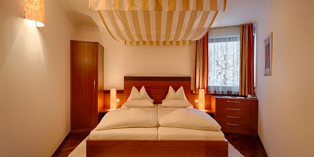 Destination-Wedding - Art der Location: Hotel / Chalet - Turm-Suite ca. 65 m² 
Luxuriöse und stilvolle Einrichtung mit Netzfreischaltung, Holz-Parkett-Fußboden, getrennter Wohn- und Schlafraum mit Himmelbett, weitläufiges Romantikbad mit Tageslicht, großer Badewanne und stufenlos begehbare Glasdusche, Bidet, Pissoir, WC separat, Minibar, Zimmersafe Telefon, Flat-SAT-TV mit integriertem Radio, französischer Balkon.
Freie W-LAN-Verbindung im Zimmer - Thermenwelt Hotel Pulverer*****