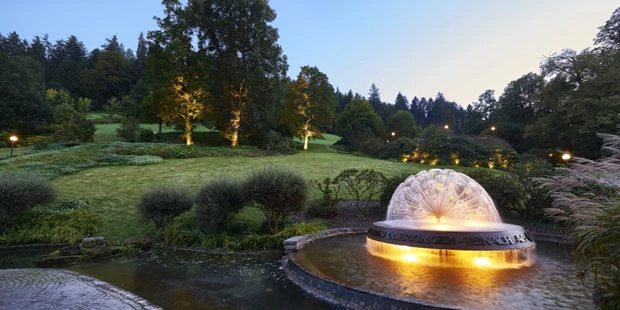 Destination-Wedding - Art der Location: Hotel / Chalet - Hotelpark am Abend - Hotel Therme Bad Teinach