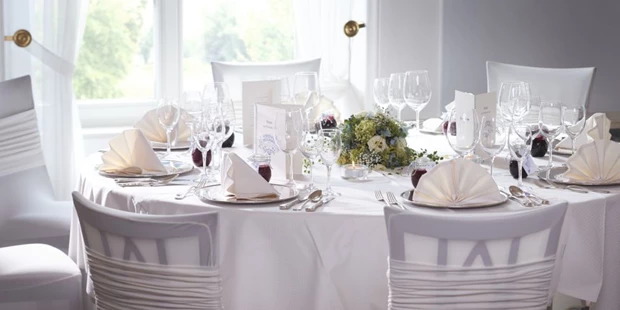 Destination-Wedding - Art der Location: Hotel / Chalet - Festlich gedeckter Tisch - Hotel Therme Bad Teinach