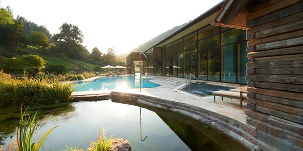 Destination-Wedding - Art der Location: Hotel / Chalet - Außenbecken mit Schwarzwald Sauna - Hotel Therme Bad Teinach