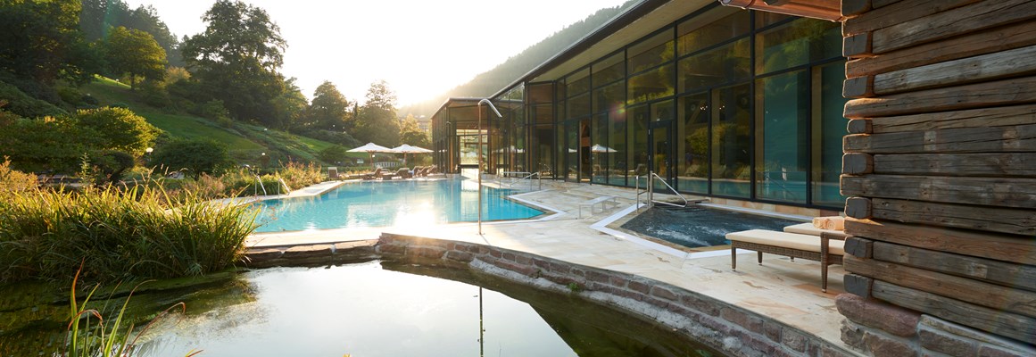 Hochzeitslocation: Außenbecken mit Schwarzwald Sauna - Hotel Therme Bad Teinach