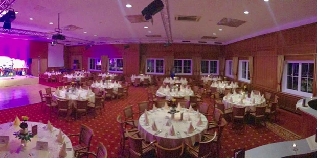 Destination-Wedding - Art der Location: Hotel / Chalet - Festsaal bei Nacht mit Runden Tischen - Wellnesshotel Moselebauer****