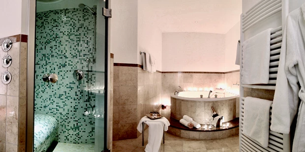 Destination-Wedding - Art der Location: Hotel / Chalet - Suite Badezimmer mit Dampfbad - Wellnesshotel Moselebauer****