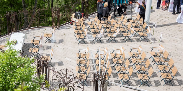 Destination-Wedding - Art der Location: Hotel / Chalet - Enziana-Terrasse, vorbereitet für eine standesamtliche Trauung - Burg Plankenstein