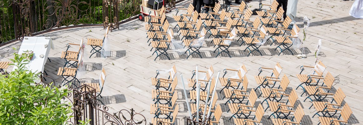 Hochzeitslocation: Enziana-Terrasse, vorbereitet für eine standesamtliche Trauung - Burg Plankenstein