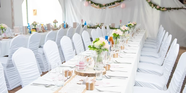 Destination-Wedding - Art der Location: Hotel / Chalet - Hochzeitstafel in der Kapelle - Burg Plankenstein