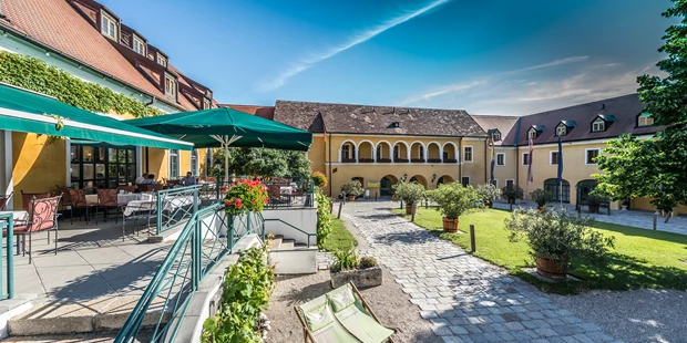 Destination-Wedding - Art der Location: Hotel / Chalet - Landgut & SPA Althof Retz mit seinem idyllischen Arkadenhof - Landgut & SPA Althof Retz