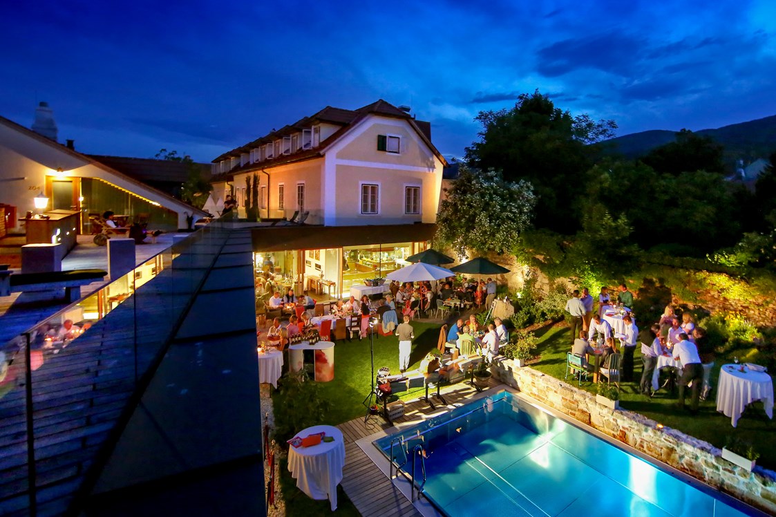 Hochzeitslocation: Am Pool die Party knallen lassen - Hotel Landhaus Moserhof****