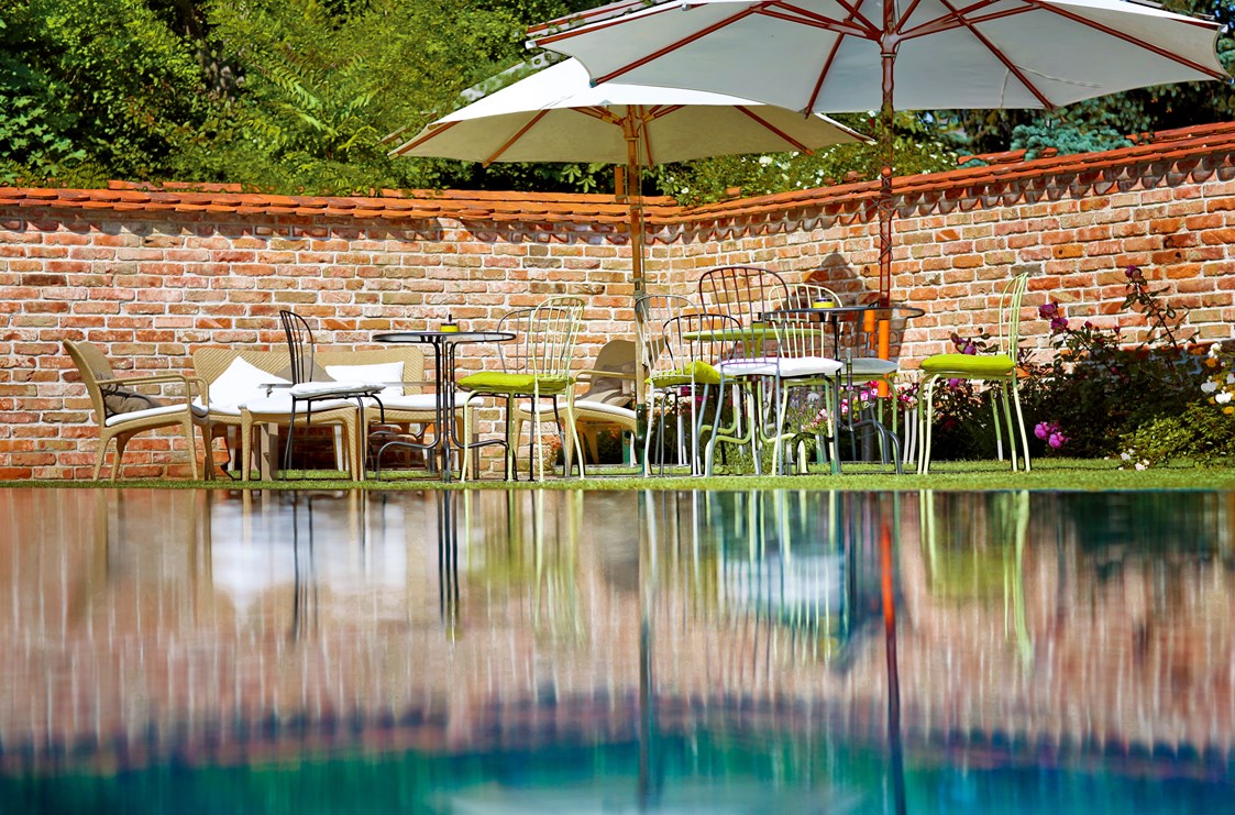 Hochzeitslocation: Am nächsten Morgen am Pool relaxen - Hotel Landhaus Moserhof****