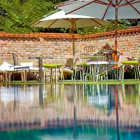 Hochzeitslocation: Am nächsten Morgen am Pool relaxen - Hotel Landhaus Moserhof****
