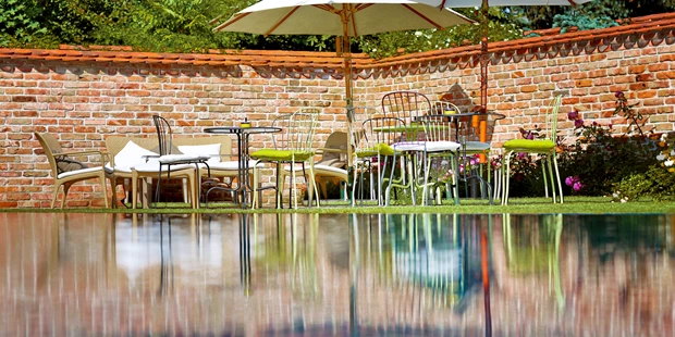 Destination-Wedding - Art der Location: Hotel / Chalet - Am nächsten Morgen am Pool relaxen - Hotel Landhaus Moserhof****