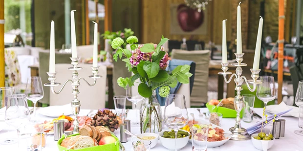 Destination-Wedding - Art der Location: Hotel / Chalet - Regionstypische Speisen kredenzen - Hotel Landhaus Moserhof****