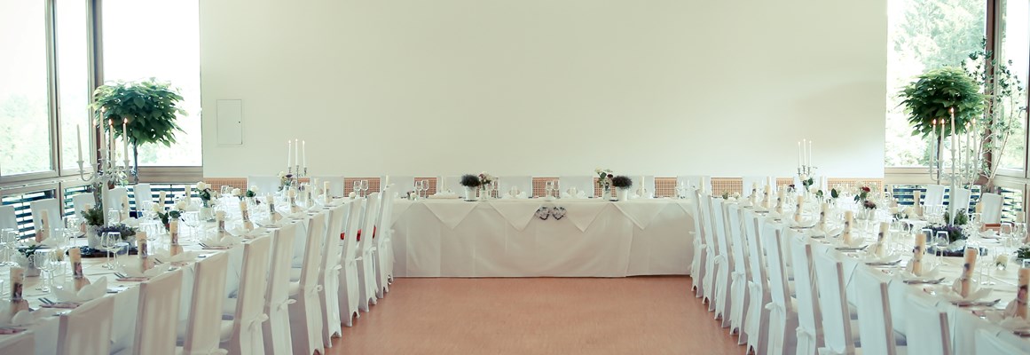 Hochzeitslocation: Hochzeitsfeier mit U-Form im Raum Senza Confini, Naturel Hoteldorf SCHÖNLEITN, je nach Tischstellung bis zu 140 Personen - Naturel Hoteldorf Schönleitn****