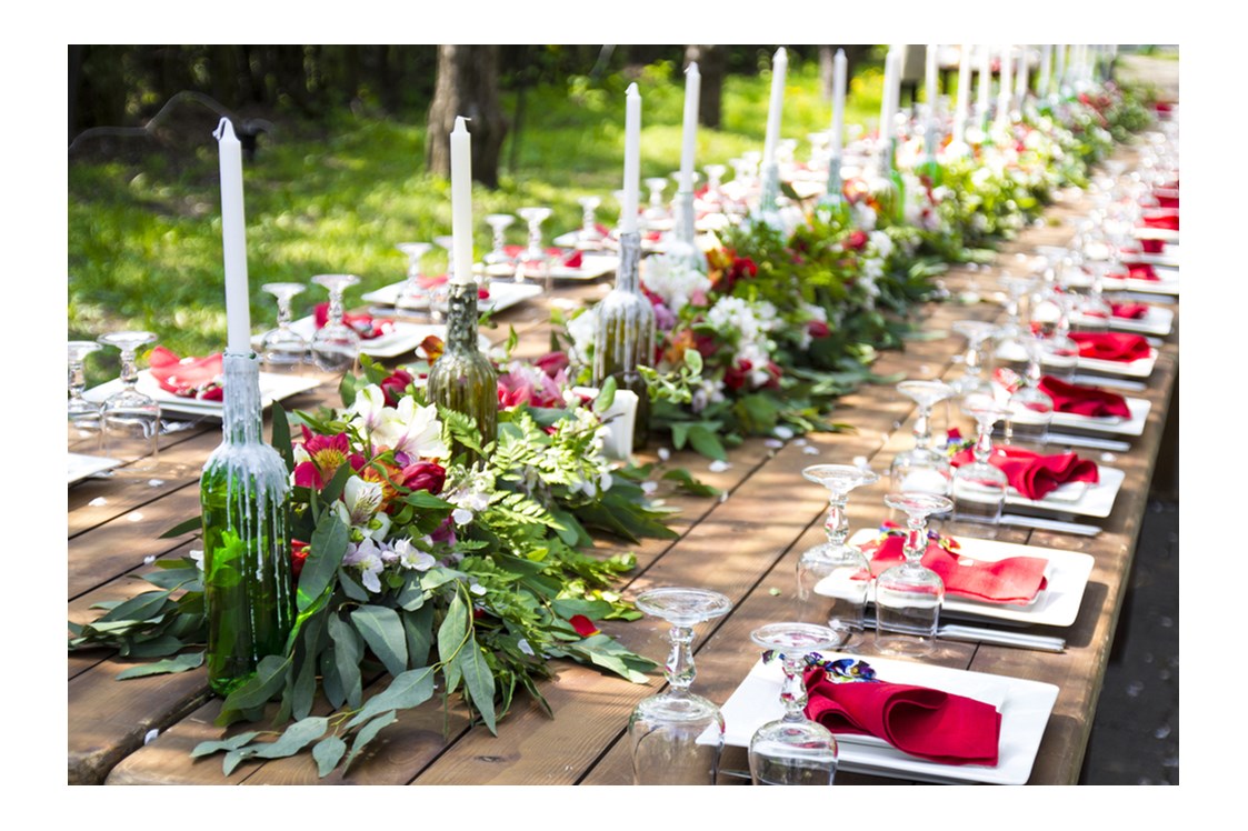 Hochzeitslocation: Die MQ Ranch hat traumhafte Wiesen und Rasenflächen auf denen lange ,weiße Tafeln gestellt werden können. - Märkische Quarterhorse Ranch GmbH