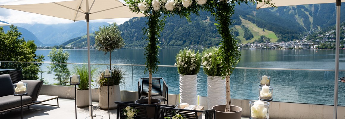 Hochzeitslocation: Für eine Trauung am Zeller See bietet das Seehotel Bellevue eine herrliche Terrasse direkt am See. - Seehotel Bellevue****s