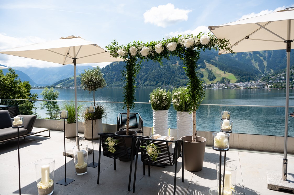 Hochzeitslocation: Für eine Trauung am Zeller See bietet das Seehotel Bellevue eine herrliche Terrasse direkt am See. - Seehotel Bellevue****s
