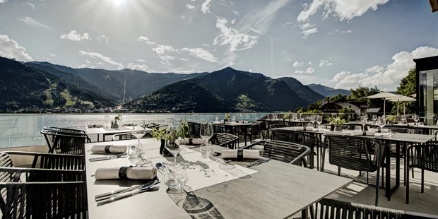 Destination-Wedding - Art der Location: Hotel / Chalet - Die Seeterrasse SEE LA VIE mit Blick auf Zell am See. - Seehotel Bellevue****s