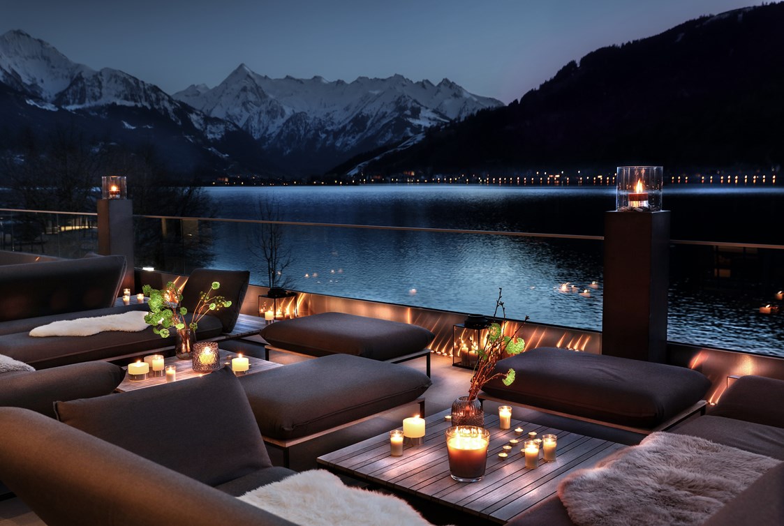 Hochzeitslocation: Die Lounge-Terrasse des Bellevue mit Blick auf den Zeller See. - Seehotel Bellevue****s
