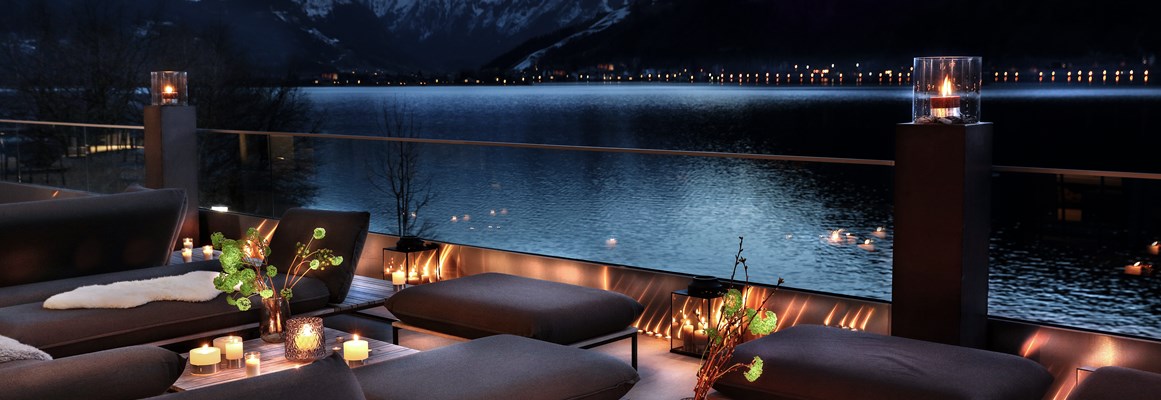 Hochzeitslocation: Die Lounge-Terrasse des Bellevue mit Blick auf den Zeller See. - Seehotel Bellevue****s