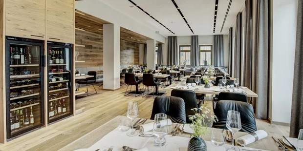 Destination-Wedding - Art der Location: Hotel / Chalet - Das Restaurant SEENSUCHT mit dem TOP 50 Koch Michael Schnell. - Seehotel Bellevue****s