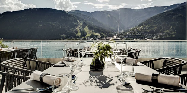 Destination-Wedding - Art der Location: Hotel / Chalet - Die Seeterrasse SEE LA VIE des Seehotel Bellevue mit Blick auf Zell am See. - Seehotel Bellevue****s