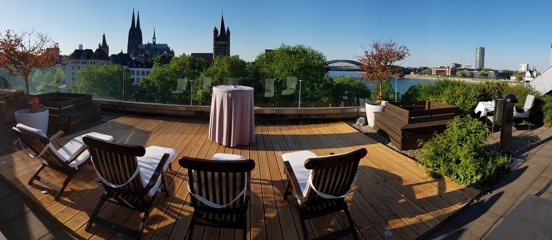 Hochzeitslocation: Fantastischer Blick von der Terrasse - Feiern mit Aussicht im Maritim Hotel Köln