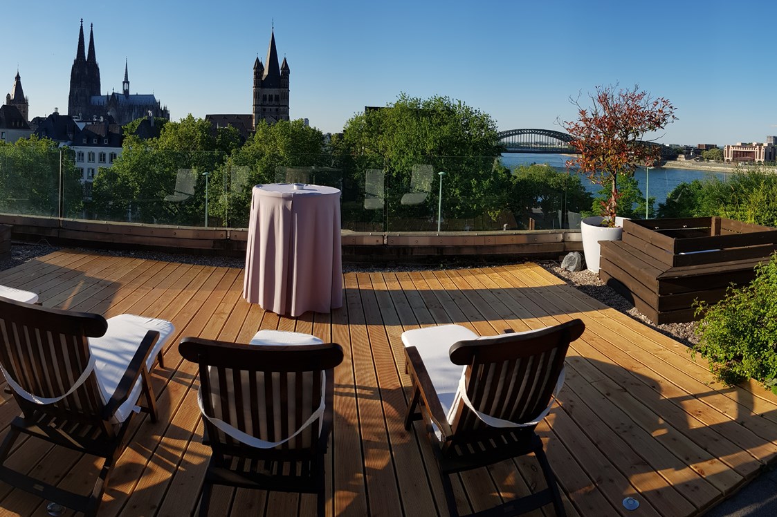 Hochzeitslocation: Fantastischer Blick von der Terrasse - Feiern mit Aussicht im Maritim Hotel Köln