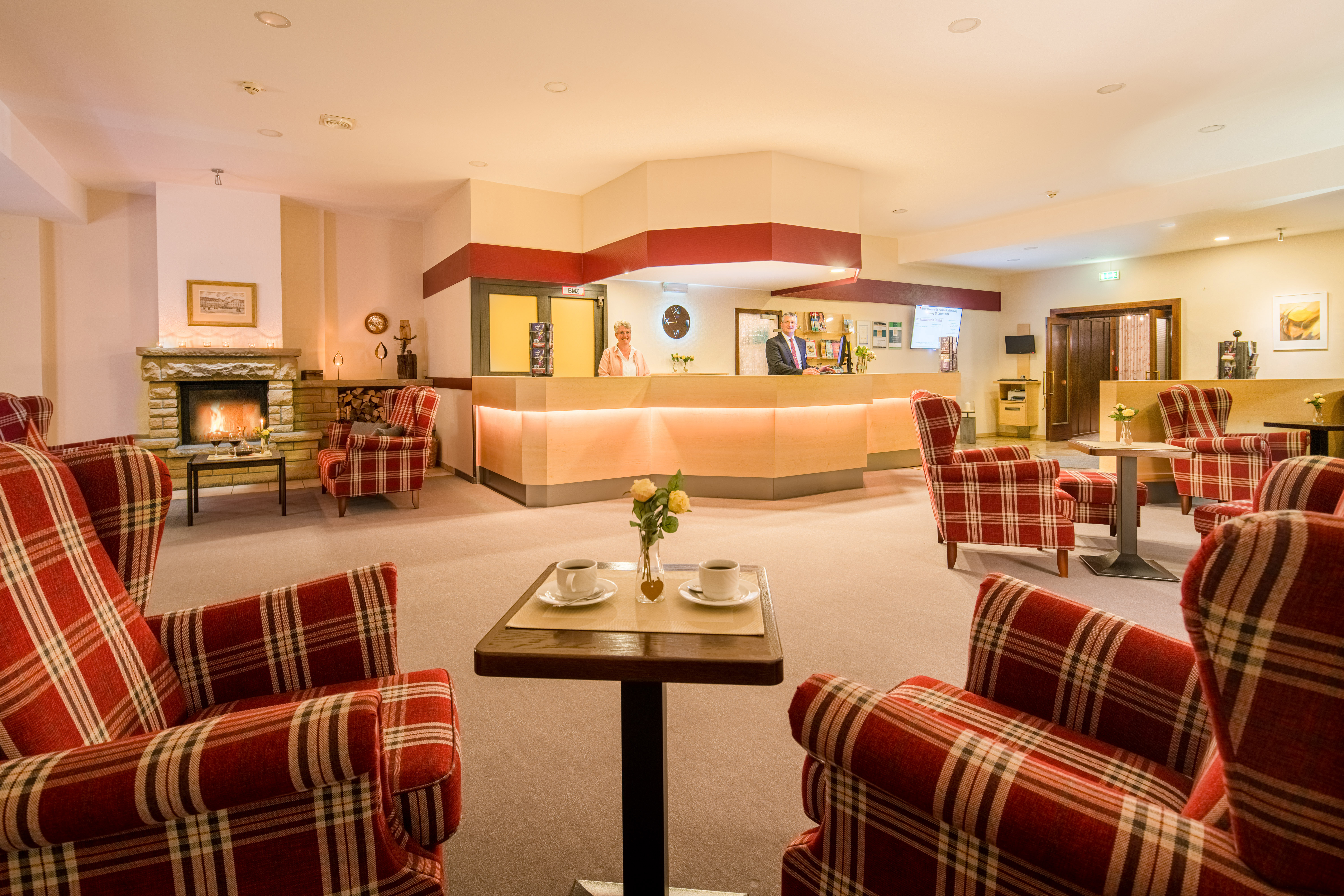 Hochzeitslocation: Lobby mit Rezeption und gemütlichen Sitzbereichen - Waldhotel Schäferberg