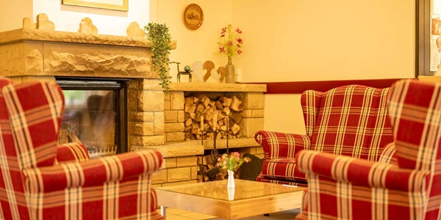 Destination-Wedding - PLZ 34314 (Deutschland) - Gemütliche Kaminecke in der Lobby - Waldhotel Schäferberg