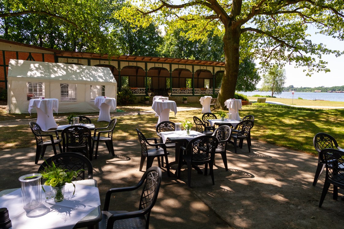 Hochzeitslocation: Empfang im Garten - Kurhaus am Inselsee