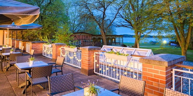 Destination-Wedding - Art der Location: Hotel / Chalet - Terrasse mit Seeblick - Kurhaus am Inselsee