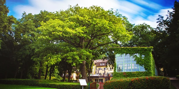 Destination-Wedding - Art der Location: Hotel / Chalet - Kurhausgarten mit historischem Pavillon - Kurhaus am Inselsee