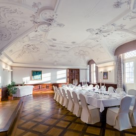 Hochzeitslocation: Caesarensaal mit großer Festtafel - Hotel Schloss Neustadt-Glewe