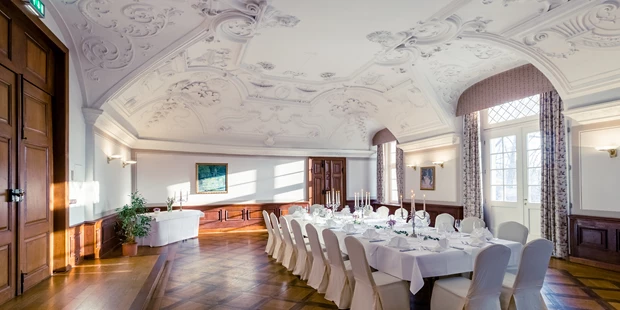 Destination-Wedding - Art der Location: Hotel / Chalet - Caesarensaal mit großer Festtafel - Hotel Schloss Neustadt-Glewe