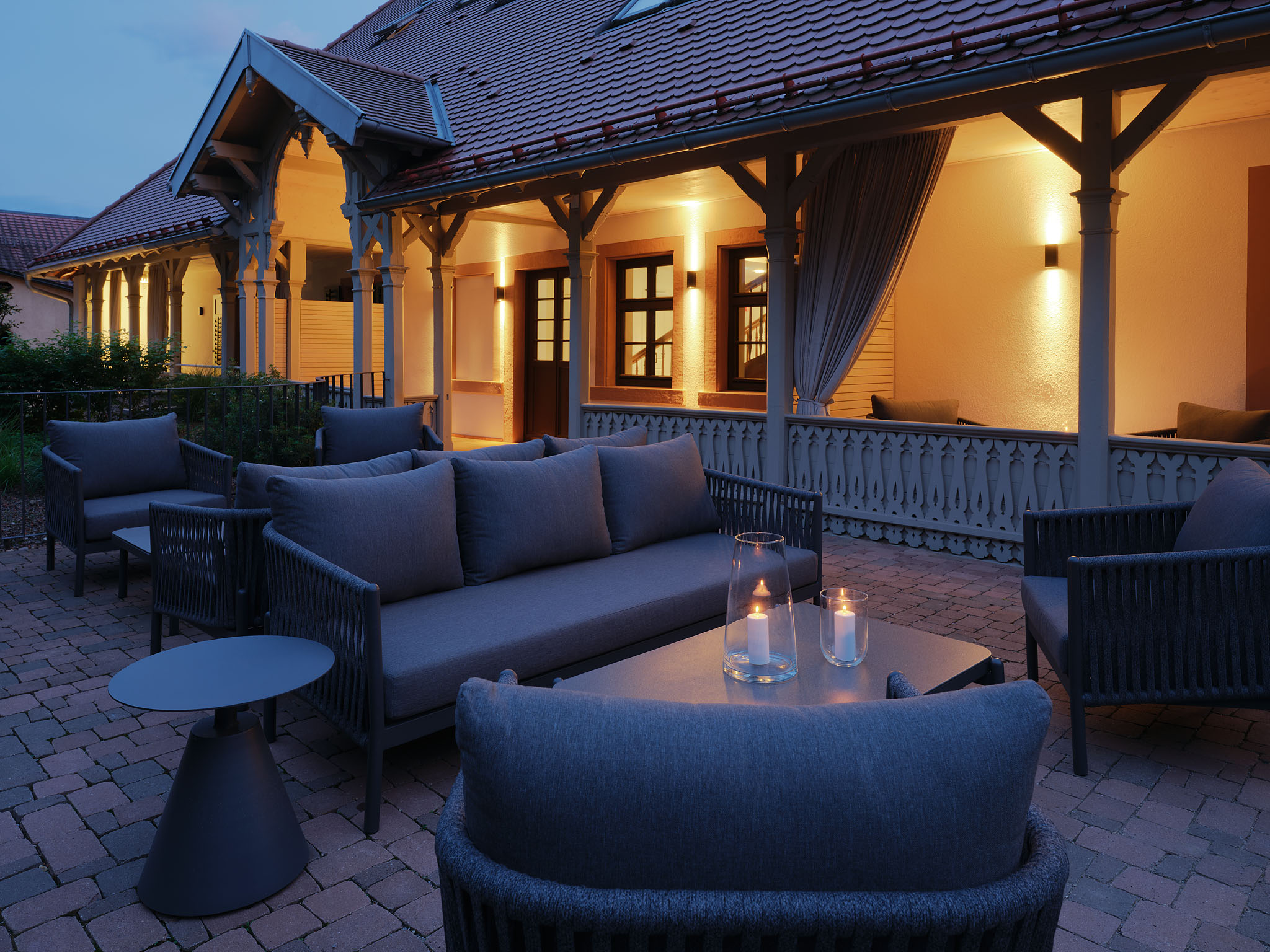 Destination-Wedding - Schwarzwald - Veranda und Terrasse der Hotel am Sophienpark Dependance sind beliebte Orte für ein gemütliches Frühstück im Sommer oder entspannte Abende. - Hotel am Sophienpark