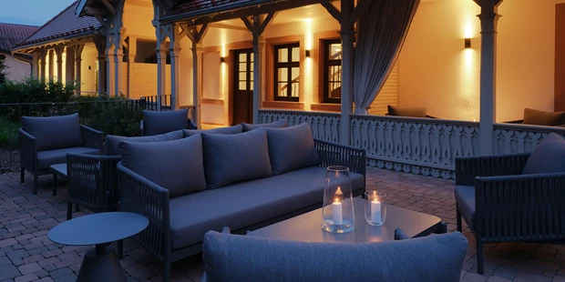 Destination-Wedding - Art der Location: Hotel / Chalet - Veranda und Terrasse der Hotel am Sophienpark Dependance sind beliebte Orte für ein gemütliches Frühstück im Sommer oder entspannte Abende. - Hotel am Sophienpark