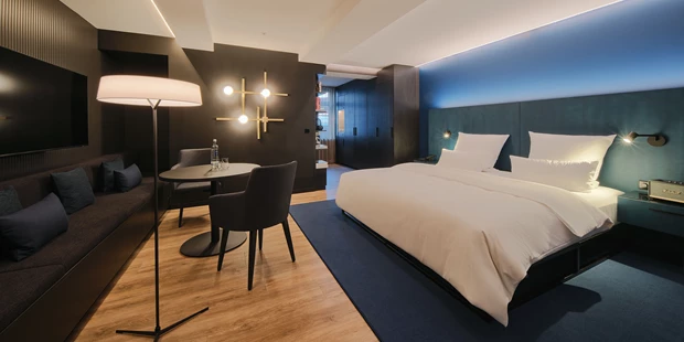 Destination-Wedding - Art der Location: Hotel / Chalet - Deluxe Zimmer der Dependance sind besonders großzügig geschnitten und mit vielen Extras ausgestattet, wie Minibar, Lavazza Kaffeemaschine, Marshall Musikbox, Klimaanlage, barrierefreie Bäder mit Regendusche. - Hotel am Sophienpark