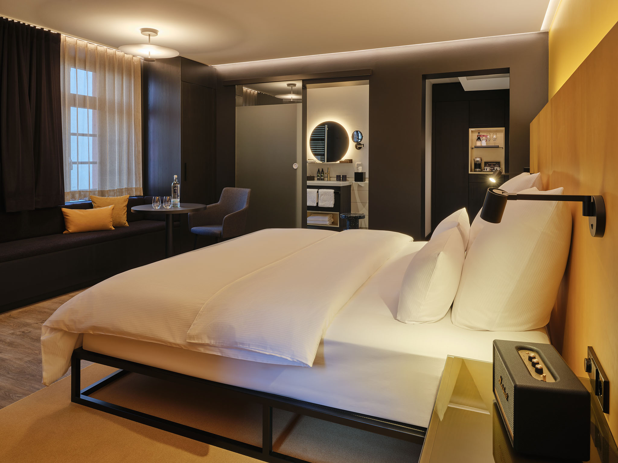 Destination-Wedding - Schwarzwald - Alle Zimmer der Dependance sind exklusiv ausgestattet: Klimaanlage, gute gefüllte Minibar und Snacks, Lavazza Kaffeemaschine, barrierefreie Bäder mit Regendusche und viele Extras gehören zum Standard. - Hotel am Sophienpark