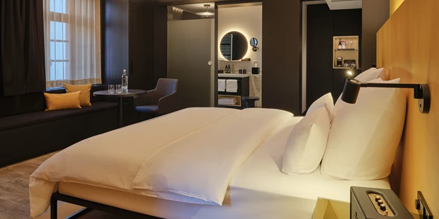 Destination-Wedding - Art der Location: Hotel / Chalet - Alle Zimmer der Dependance sind exklusiv ausgestattet: Klimaanlage, gute gefüllte Minibar und Snacks, Lavazza Kaffeemaschine, barrierefreie Bäder mit Regendusche und viele Extras gehören zum Standard. - Hotel am Sophienpark
