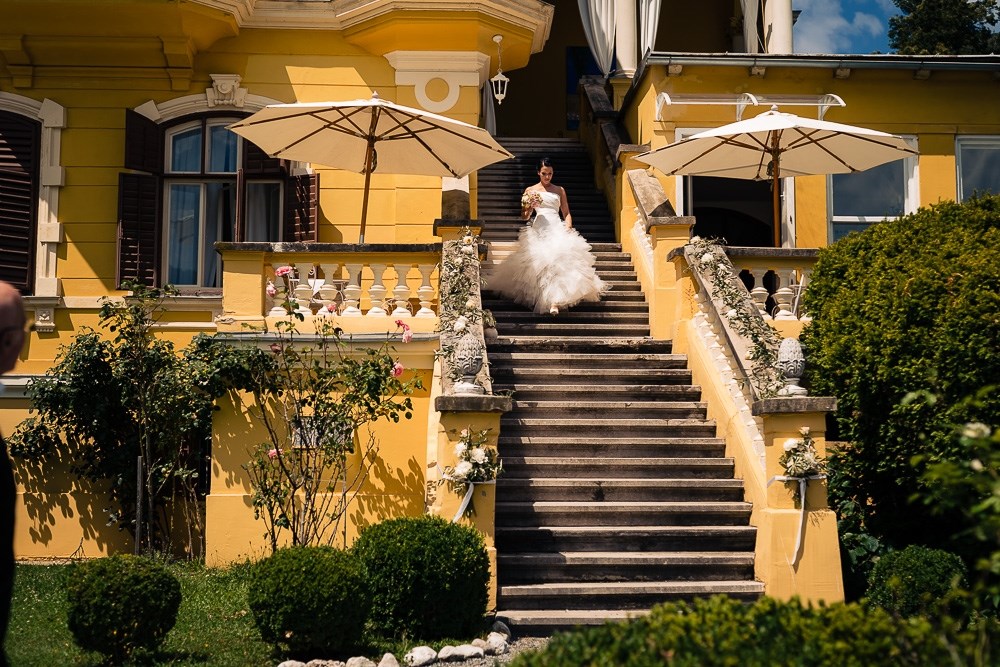 Hochzeitslocation: Die Braut schreitet zur Zeremonie - Hotel SCHLOSSVILLA MIRALAGO - die wundervolle, einzigartige Location direkt am Wörthersee - 