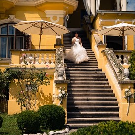 Hochzeitslocation: Die Braut schreitet zur Zeremonie - Hotel SCHLOSSVILLA MIRALAGO - die wundervolle, einzigartige Location direkt am Wörthersee - 