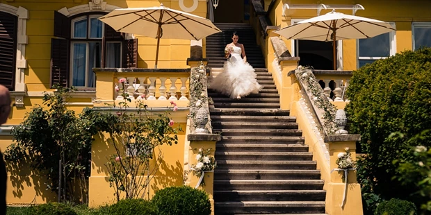 Destination-Wedding - Art der Location: Hotel / Chalet - Die Braut schreitet zur Zeremonie - Hotel SCHLOSSVILLA MIRALAGO - die wundervolle, einzigartige Location direkt am Wörthersee -