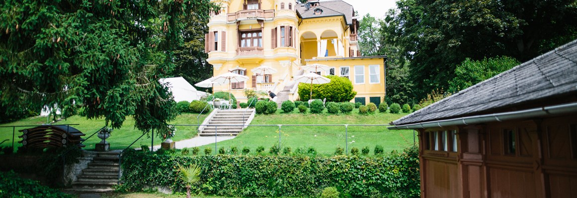 Hochzeitslocation: Die Schlossvilla Miralago vom Wörthersee aus. - Hotel SCHLOSSVILLA MIRALAGO - die wundervolle, einzigartige Location direkt am Wörthersee - 