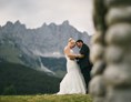 Hochzeitslocation: Der Stanglwirt bietet auch eine tolle Kulisse für Hochzeitsfotos (Blick auf das Kaiserpanorama).
Foto © formafoto.net - Bio-Hotel Stanglwirt